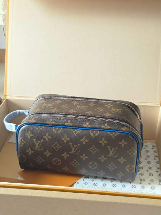 Picture of Louis Vuitton Wallets _SKUfw221244336fw